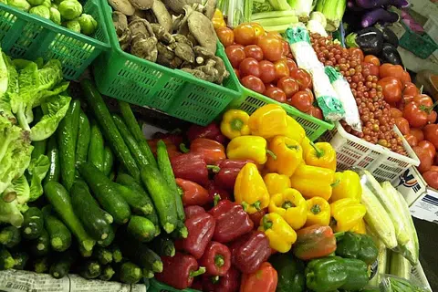 SANGAT BAIK: Pelbagai jenis sayur membawa manfaat kepada kesihatan. - Foto FAIL