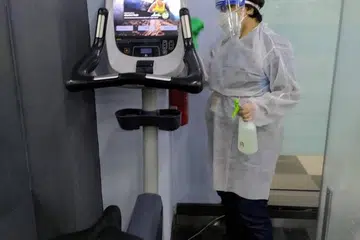PROSES PEMBERSIHAN GIGIH DIJALANKAN: Kelihatan peralatan gimnasium dibersihkan secara terperinci di pusat kecergasan Anytime Fitness Jurong West di Kelab Masyarakat Nanyang. Pusat ini adalah antara lokasi yang dikunjungi kes Covid-19 sebagaimana dalam senarai Kementerian Kesihatan (MOH). - Foto FACEBOOK ANYTIME FITNESS JURONG WEST