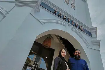 COVID-19 BUKAN PENGHALANG: Tidak dihambat Covid-19, selepas berpengalaman dalam pasaran logistik dan fesyen, Cik Zary Banakhani dan suaminya, Encik Mohammed Abbas Abdullah, berpindah ke lokasi baru dan menceburi sektor (F&B) dan hiasan rumah. - Foto BH oleh NUR DIYANA TAHA