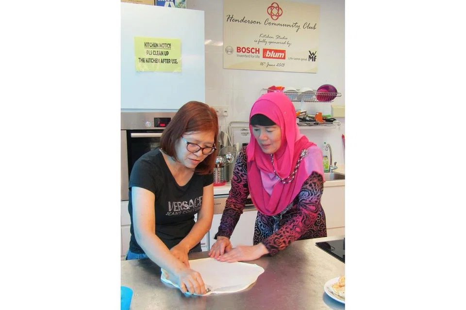 BELAJAR TEBAR PERATA: Cik Roziah Adon menunjukkan seorang peserta Siri Hawker Fare cara membuat perata. - Foto NEA