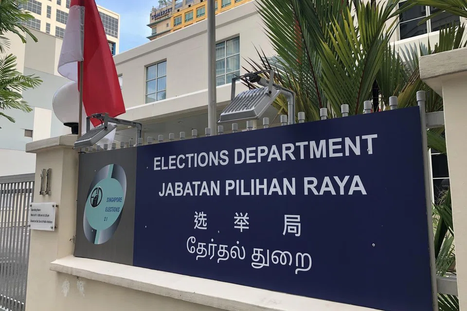 SALAH PENCETAK: Sebanyak 9,822 individu dari Tanjong Pagar menerima dua kad undi akibat kesilapan syarikat pencetak.