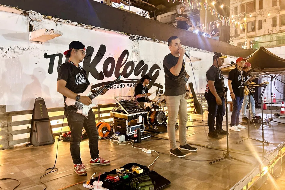 Pengunjung dihiburkan dengan persembahan pemuzik tempatan yang terdiri daripada pelbagai latar belakang.