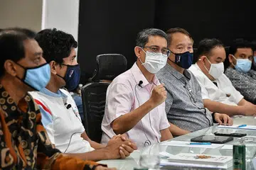 PERBINCANGAN: Pelbagai isu yang boleh menjejas perpaduan sosial di Singapura telah dibincangkan semalam. (Dari kiri) Presiden Taman Bacaan Singapura, Encik Halim Kader, Anggota Parlimen Encik Vikram Nair dan Profesor Madya Dr Faishal Ibrahim. - Foto BH oleh CHONG JUN LIANG