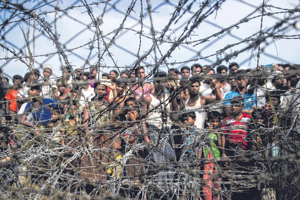 TERUS DISISIH: Masyarakat Rohingya telah menghabiskan tempoh bertahun-tahun di kem yang sempit di Rakhine, tanpa kebebasan bergerak atau akses bagi penjagaan kesihatan. - Foto AFP