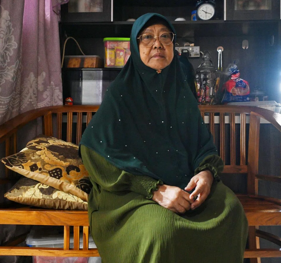 Cik Kamsiah Othman juga kini tinggal seorang diri setelah pemergian arwah suaminya pada 2023. 