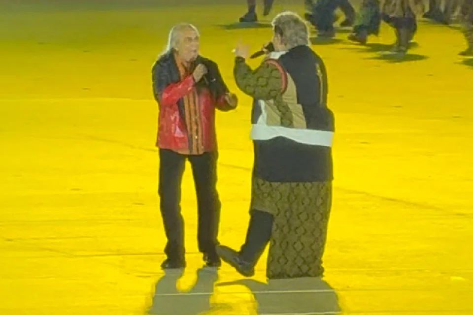 Penyanyi veteran Ramli Sarip berganding bahu dengan penyanyi rap muda, ABANGSAPAU, atau nama sebenarnya, Muhammad Shazuan Shiraj Abdullah pada babak pembukaan yang berjudul ‘Rakyat Kita, Kepelbagaian Kita’.