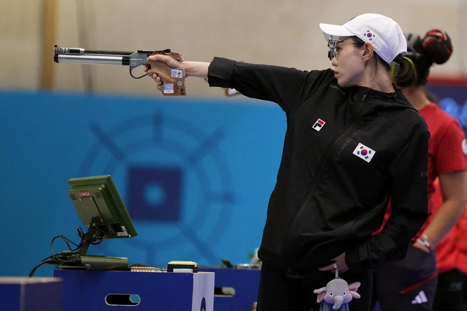 Peserta Korea Selatan, Yeji Kim, menarik perhatian ramai dengan pakaian dan gayanya semasa beraksi dalam final acara Pistol Udara 10 meter. Beliau boleh dilihat menggantung boneka gajah milik anaknya di pakaiannya semasa bertanding. 