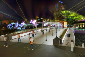 Pengunjung boleh menikmati pertunjukan cahaya di Jambatan Cavenagh dan Jambatan Alkaff serta beberapa persembahan muzik di Boat Quay.