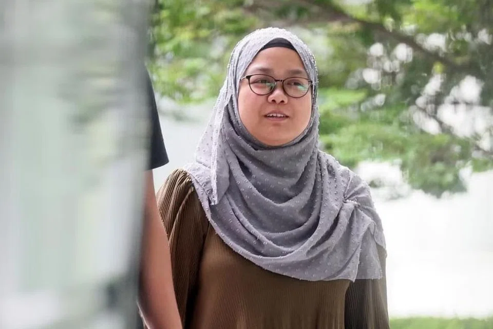 Berdepan tuduhan pecah amanah, Nur Wahida Abdul Malik, 32 tahun, mengaku salah menggunakan sebahagian daripada keuntungan yang diperolehnya secara haram untuk membayar yuran pengajiannya di Institut Pengurusan Singapura.