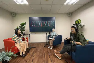 SEMANGAT MEMBANTU SUDAH MENDARAH DAGING: Pengalaman yang dilalui semasa kecil membentuk sikap empati dalam diri Cik Nadia dan membantunya memahami apa yang dilalui golongan yang memerlukan. Beliau berkongsi pengalamannya dengan hos #NoTapis Koresponden BH Shahida Sarhid (tengah) dan Norman Sawi (kanan). - Foto BM