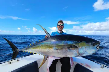 Encik Dennis Tan bergambar dengan Tuna Sirip Kuning atau ‘Yellowfin Tuna’ yang ditangkapnya di perairan Maldives.