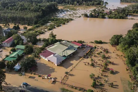 Bah yang melanda beberapa daerah di Kedah sejak minggu lalu dipercayai kesan peralihan monsun bermula 24 September yang mencetuskan ribut petir dan banjir kilat terutama di pedalaman Kedah.