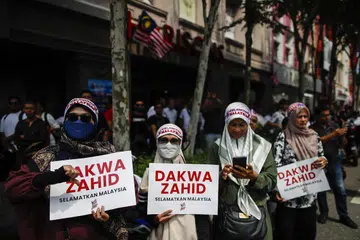BANTAH KEPUTUSAN MAHKAMAH: Ratusan orang mengadakan perarakan pada Sabtu di Kuala Lumpur, untuk membantah keputusan mahkamah melepaskan kes rasuah yang melibatkan Datuk Seri Dr Ahmad Zahid Hamidi. 