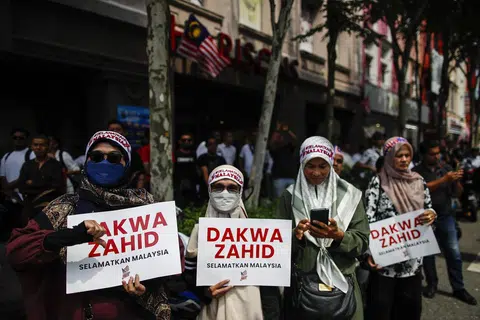 BANTAH KEPUTUSAN MAHKAMAH: Ratusan orang mengadakan perarakan pada Sabtu di Kuala Lumpur, untuk membantah keputusan mahkamah melepaskan kes rasuah yang melibatkan Datuk Seri Dr Ahmad Zahid Hamidi. 