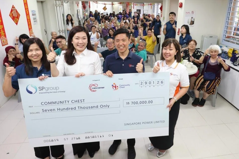 Ketua Pegawai Eksekutif (CEO) SP Services, Cik Loong Hui Chee (kiri) menyerahkan cek sumbangan bernilai $700,000 kepada CEO Care Corner Singapore, Encik Christian Chao (dua dari kanan), melalui Dana Masyarakat bagi menyokong pelaksanaan Program Pengurusan Kerapuhan (FMP) untuk warga emas serta program pengayaan kanak-kanak. Penyerahan sumbangan itu disaksikan oleh Anggota Parlimen GRC Marsiling-Yew Tee (Woodgrove), Cik Hany Soh (dua dari kiri) dan Pengarah Perkongsian Kedermawanan Dana Masyarakat, Cik Pearlyn Tseng, pada 29 Januari. 