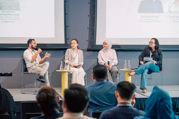 Perbincangan ‘Kopi with AI’ melibatkan panelis (dari kiri) Dr Aniq Ahsan, Cik Liyana Sulaiman sertan Cik Rahmuna Samad dan di kendalikan oleh Cik Nuramima Ram.