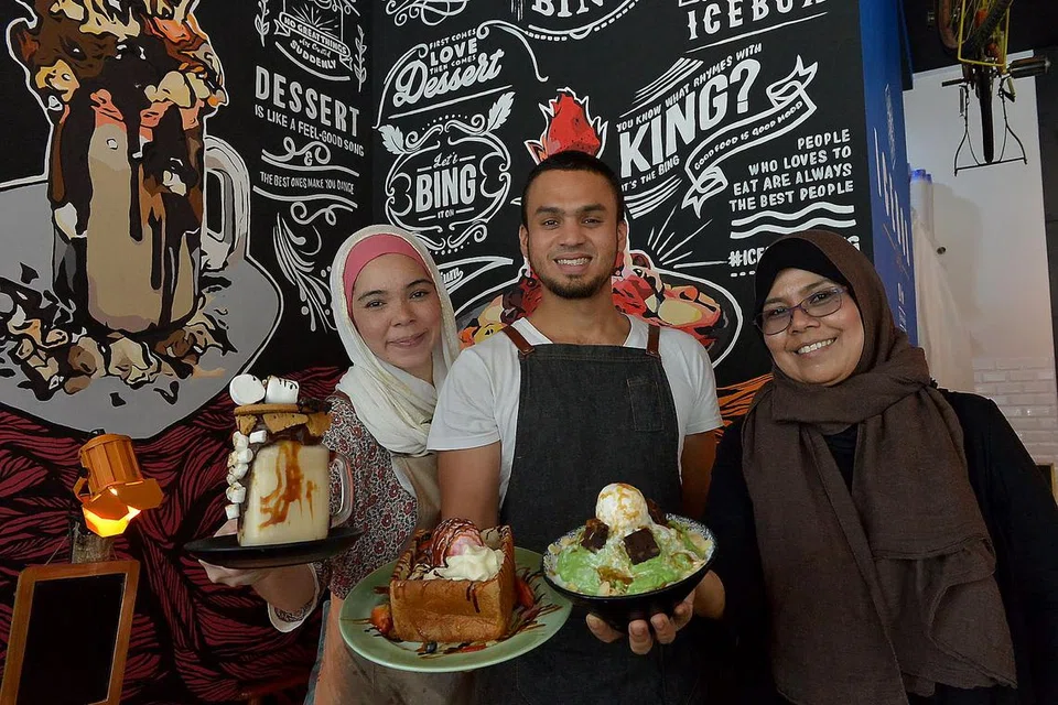 PELBAGAI RUPA: Pelanggan boleh menikmati aneka jenis pencuci mulut aiskrim seperti (dari kanan) bingsu, roti bakar dan susu kocak di Ice Box Cafe yang dikendalikan Encik Mohamed Mustaffa Shah Jehan (tengah) dan isterinya, Cik Nur Hajar Asuad Abdullah (kiri) dan ibu mentuanya, Cik Roselin Khatoon. - Foto TUKIMAN WARJI