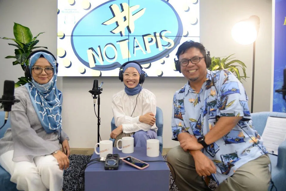 PENJELASAN DR ELLY SABRINA: Selain mengupas tentang virus, cuci tangan, vaksin flu, Dr Elly memberikan tiga langkah pencegahan yang harus diamalkan warga terutama dalam keadaan hari ini. Bersama beliau ialah (kiri) koresponden Shahida Sarhid dan personaliti, Suhaimi Yusof. - Foto fail