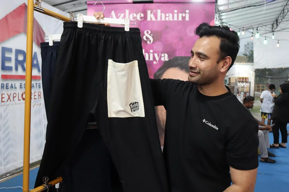 Antara lain, pelakon Azlee Khairi juga menjual pakaian lelaki saiz besar seperti kurta dan seluar tiga suku.
