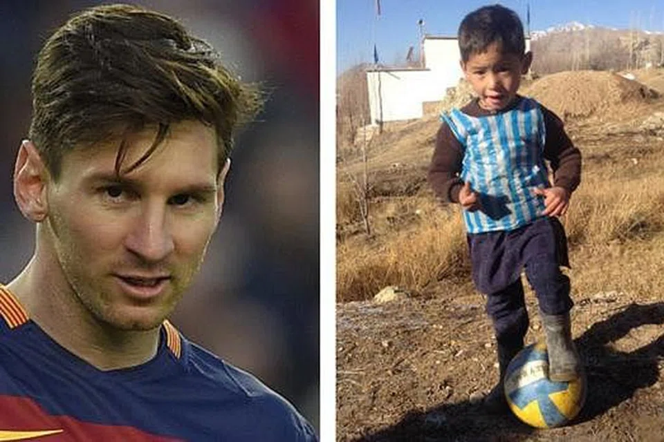PEMINAT NOMBOR SATU LIONEL MESSI: Berusia lima tahun, Murtaza Ahmadi memakai 'jersi no 10 Messi' yang diperbuat daripada beg plastik setiap kali bermain bola sepak bersama rakannya. - Foto AFP
