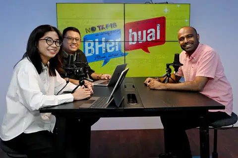 Dalam episod ‘BHerbual’ kali ini, Anggota Parlimen GRC West Coast-Jurong West, Dr Hamid Razak (kanan), berkongsi dengan koresponden, Encik Anwar Saleh, dan wartawan, Cik Shiqin Ramadan. 