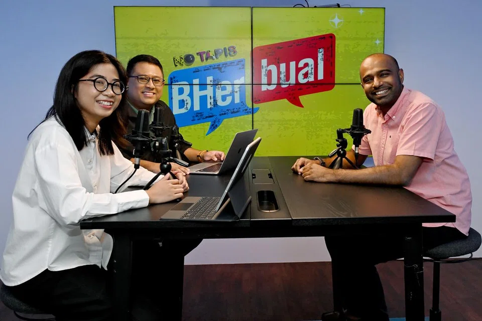 Dalam episod ‘BHerbual’ kali ini, Anggota Parlimen GRC West Coast-Jurong West, Dr Hamid Razak (kanan), berkongsi dengan koresponden, Encik Anwar Saleh, dan wartawan, Cik Shiqin Ramadan. 