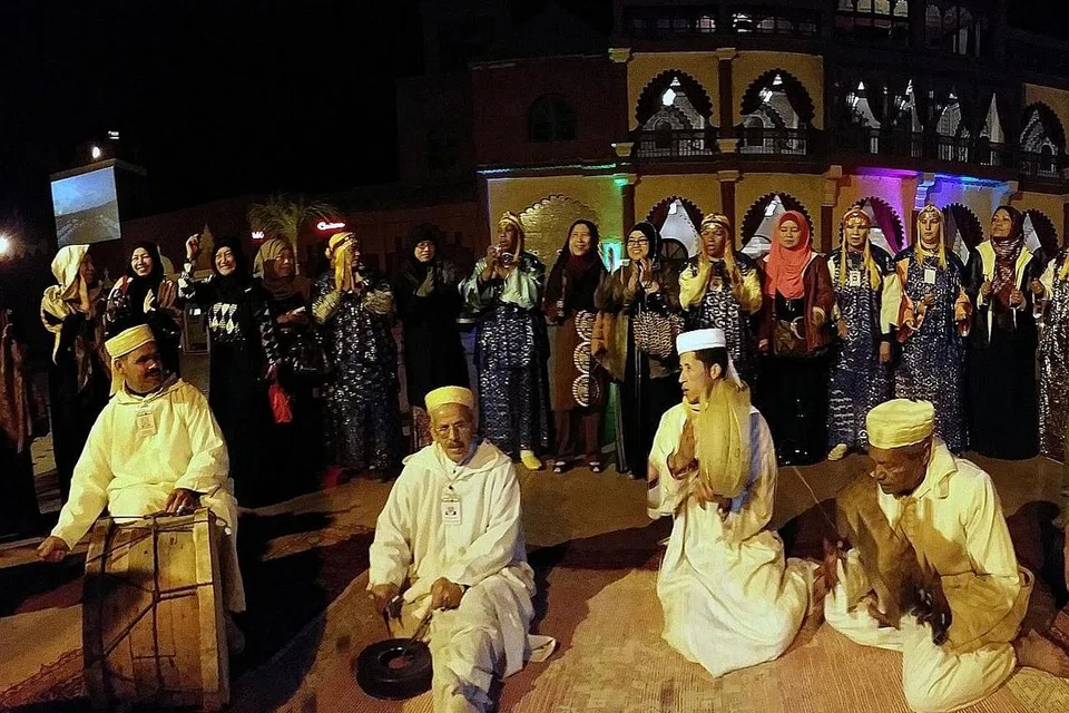 DIHIBUR D CHEZ ALI FANTASIA: Tempat ini berupa sebuah kompleks yang sangat besar, seperti di Disneyland. Pengunjung akan dirai dan dihiburkan seperti raja atau pembesar di sepanjang laluan selain berpeluang menikmati pelbagai sajian.