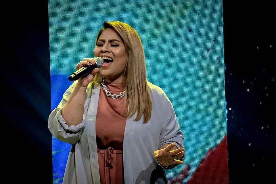 MASIH MAHU TERUS MENYANYI: Juara pertandingan nyanyian SGMania 2019 ini berharap dapat mengusahakan dan merakam lagu 'single' solonya bersama penerbit muziknya, Ashidy Ridwan, pengasas Nu Kingvdm Music Group, dan diterbitkan awal tahun depan. - Foto fail