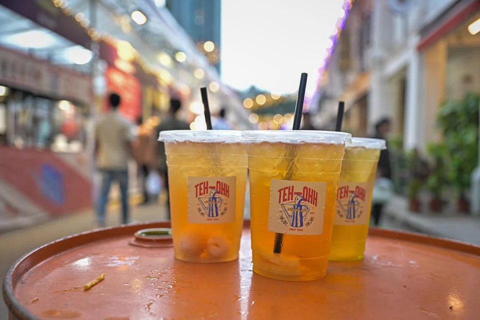 (Dari kiri) Teh O berperisa laici, nanas dan epal dari gerai Teh.Ohh amat menyegarkan dan menghilangkan dahaga, terutama sekali setelah sehari berpuasa.