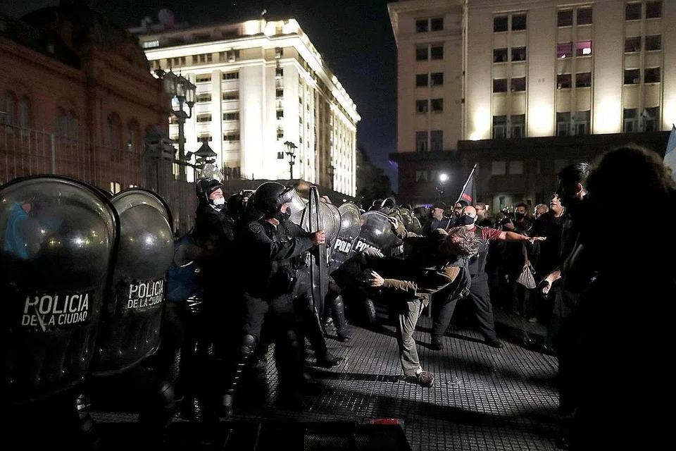 KEADAAN TEGANG: Para penunjuk perasaan di Buenos Aires, Argentina, yang membantah langkah sekatan pergerakan baru yang diperkenalkan pemerintah bagi mengawal penularan Covid-19 bertempur dengan pasukan keselamatan semalam. - Foto EPA-EFE