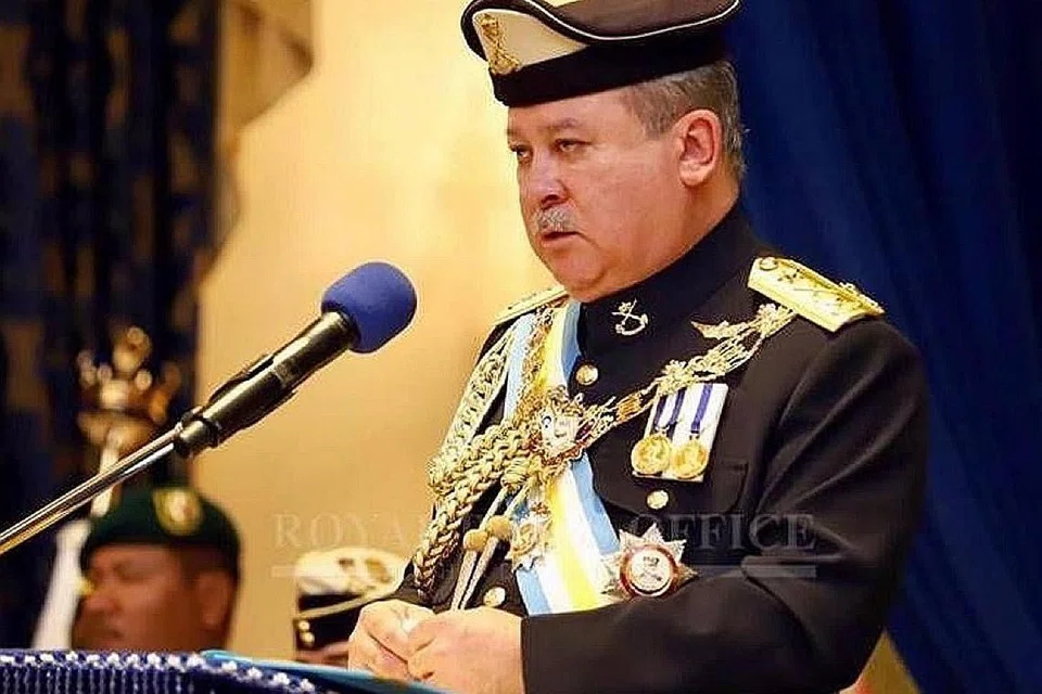 TEGUR SIKAP: Sultan Ibrahim menegur agar tidak dilakukan sikap diskriminasi apabila memberi bantuan kepada mereka yang memerlukan. - Foto THE STAR