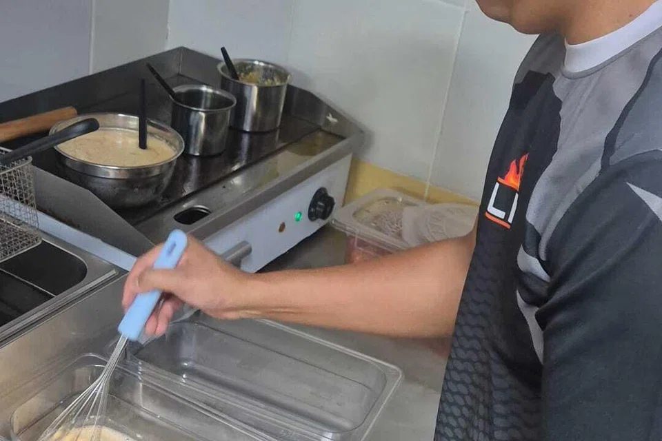 bisnes, dua beradik, buka gerai, pusat penjaja