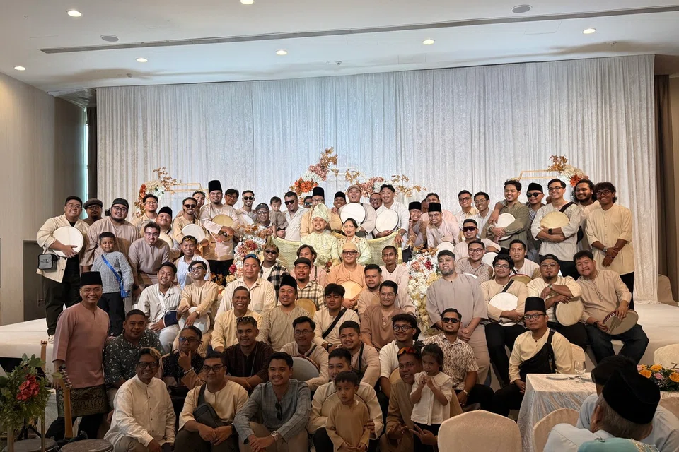 Kumpulan dikir barat, Andika Kencana, bersama Rahila Rashun dan suaminya.