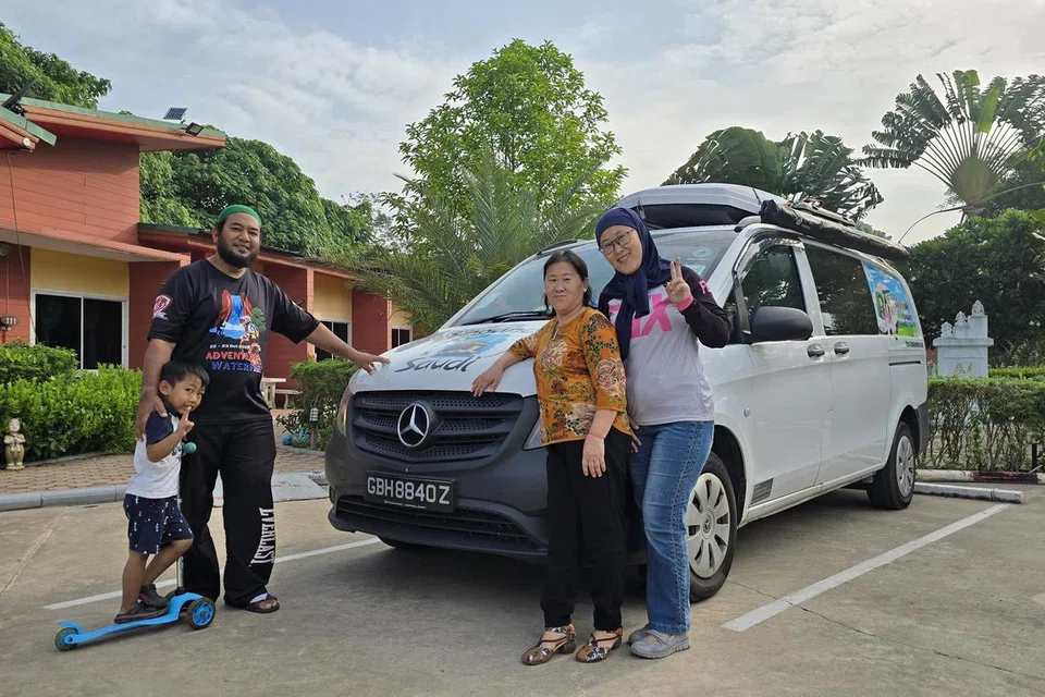 Encik Fadli Abdullah di Thailand bersama isterinya, Cik Mai Zhang (kanan), ibu mentuanya, Cik Ni’mat Wang, dan anaknya, Imaan Fadli.