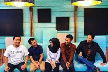 MENDORONG INOVASI: Encik Muhammad Md Rahim (kanan) bersama pasukan pemasarannya yang membantu dalam memasarkan produk Qiscus. - Foto ihsan MUHAMMAD MD RAHIM