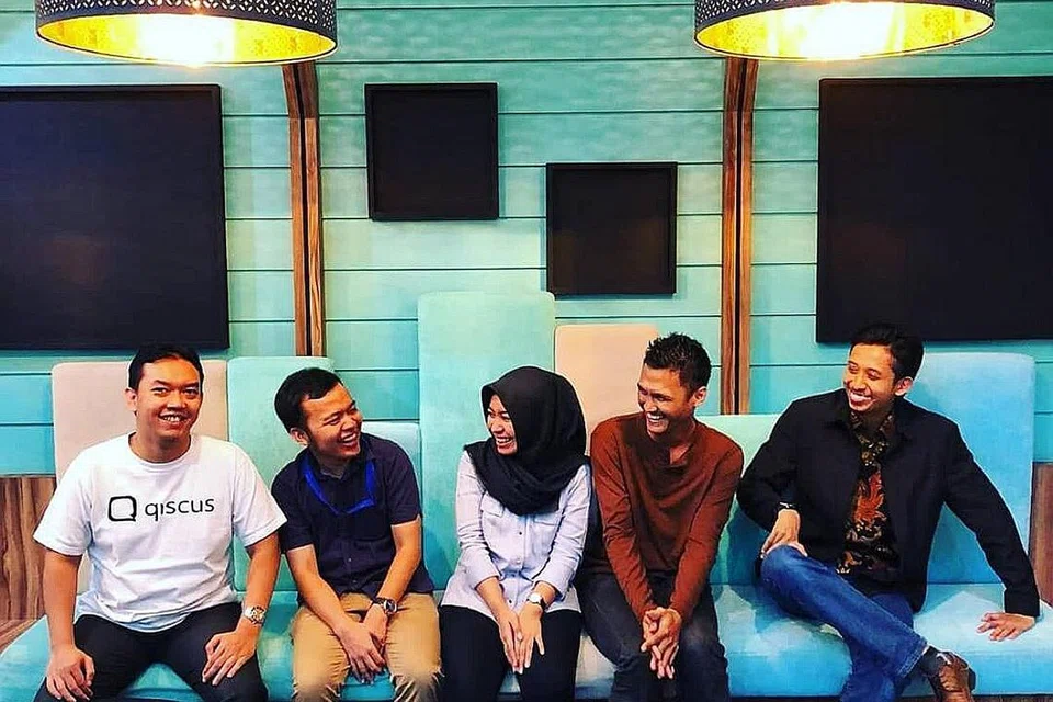 MENDORONG INOVASI: Encik Muhammad Md Rahim (kanan) bersama pasukan pemasarannya yang membantu dalam memasarkan produk Qiscus. - Foto ihsan MUHAMMAD MD RAHIM