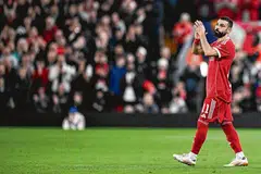 Penyerang Liverpool asal Mesir, Mohamed Salah, memberi tepukan ketika meninggalkan padang selepas digantikan dalam perlawanan Liga Juara-Juara Uefa di Anfield pada 18 Mac. 