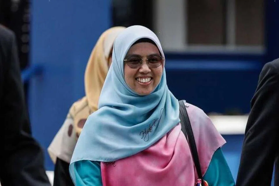 DR SITI MASTURA MUHAMMAD: Kenyataannya yang keliru sehingga membawa fitnah ditegur Perwakilan Melaka, Datuk Ginie Lim, yang malu dengan apa yang disampaikan seseorang dengan gelaran doktor. 