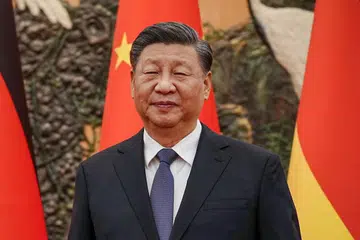 BINCANGKAN ISU DUA HALA: Encik Xi Jiping (atas) dan Encik Joe Biden antara lain akan membincangkan isu persaingan di antara kededua negara, selain juga isu Taiwan. - Foto-foto fail