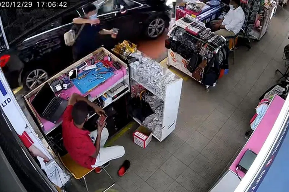 KEMALANGAN DI LITTLE INDIA: Dua pejalan kaki terlibat dalam satu kemalangan kereta di kawasan Little India kelmarin. - Foto FACEBOOK ROAD.SG