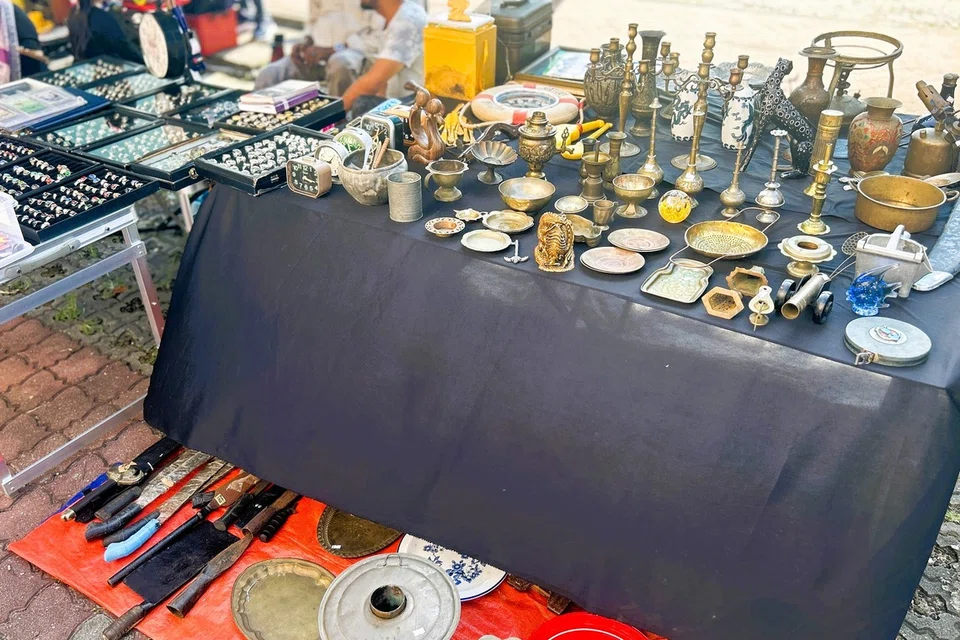 Antara barangan perhiasan peribadi hingga ke peralatan dapur antik yang dijual di Pasar Pagi Johor Bahru.