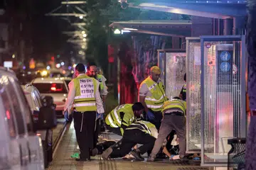 Para pegawai kecemasan menjalankan pemeriksaan selepas kejadian tembakan yang membunuh tujuh orang dan mencederakan 12 yang lain di sekitar stesen kereta api ringan di Ehrlich, Tel Aviv, Israel pada 1 Oktober.