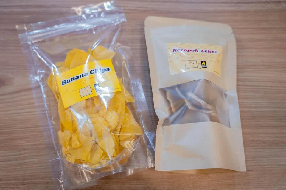 Kerepek pisang tanduk dan keropok lekor dari Warung Man Baba. 