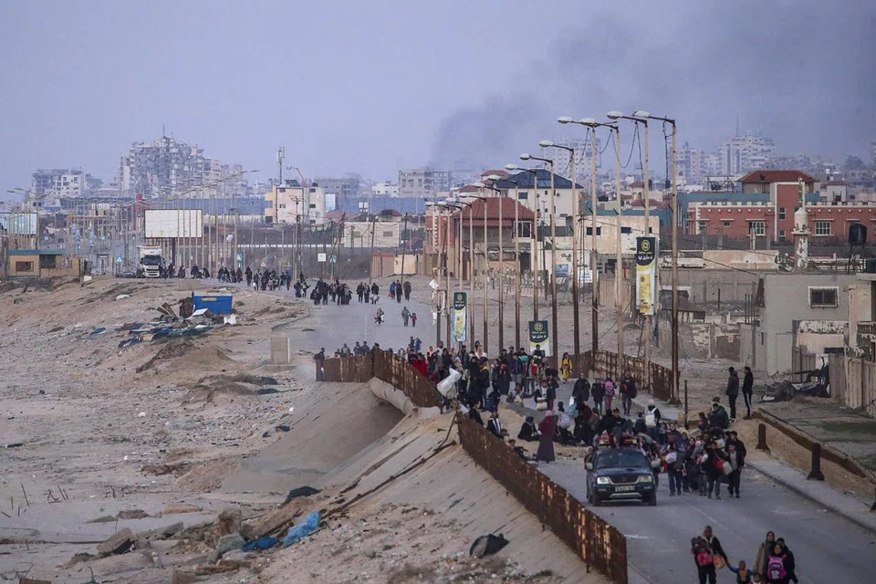 TERPAKSA BERPINDAH: Penduduk Gaza terpaksa berpindah dari kawasan utara Gaza ke selatan sedang tentera Israel melakukan pengeboman di serata wilayah itu.
