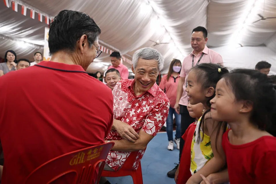 BERAMAH MESRA: Perdana Menteri, Encik Lee Hsien Loong, berinteraksi dengan beberapa kanak-kanak semasa majlis jamuan malam sambutan Hari Kebangsaan di Kelab Masyarakat Teck Ghee pada Sabtu.