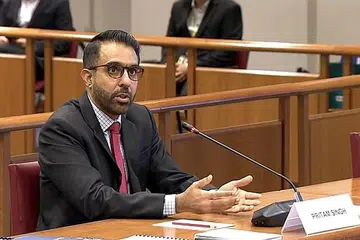MINTA PERKARA SEBENAR DIJELAS: Encik Pritam telah meminta Cik Raeesah untuk menjelaskan perkara sebenar sebelum sesi Parlimen Oktober, di mana Encik Shanmugam telah meminta butiran lanjut mengenai dakwaan Cik Raeesah. - Foto-foto GOV.SG