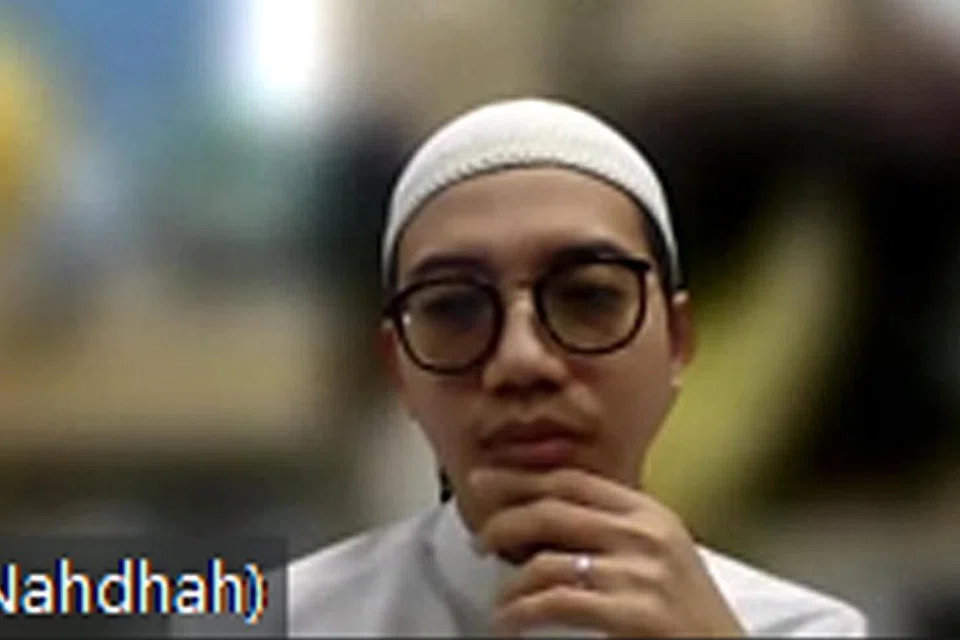 - Ustaz Muhammad Luqman Hakim Roslan, Pegawai Pembangunan Belia di Masjid An-Nahdhah. (atas).