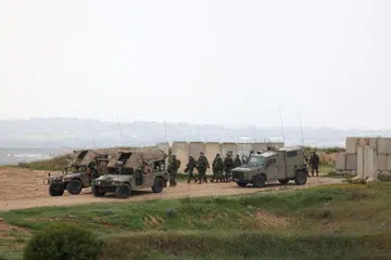 Sekumpulan tentera Israel dilihat berada di sepanjang sempadan selatan Israel, menghadap Gaza utara pada 20 Mac. Israel telah melancarkan serangan ke atas Gaza serta meneruskan operasi darat selepas mengeluarkan apa yang disifatkannya sebagai “amaran terakhir” kepada pihak Palestin agar menyerahkan tebusan dan menggulingkan pemimpin Hamas.