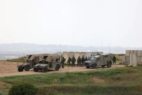Sekumpulan tentera Israel dilihat berada di sepanjang sempadan selatan Israel, menghadap Gaza utara pada 20 Mac. Israel telah melancarkan serangan ke atas Gaza serta meneruskan operasi darat selepas mengeluarkan apa yang disifatkannya sebagai “amaran terakhir” kepada pihak Palestin agar menyerahkan tebusan dan menggulingkan pemimpin Hamas.