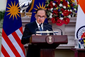 Perdana Menteri Malaysia, Datuk Seri Anwar Ibrahim mengingatkan Tan Sri Muhyiddin supaya tidak cuba mengalih tumpuan umum terhadap isu siasatan kenyataan kontroversi beliau yang mempersoalkan institusi diraja.